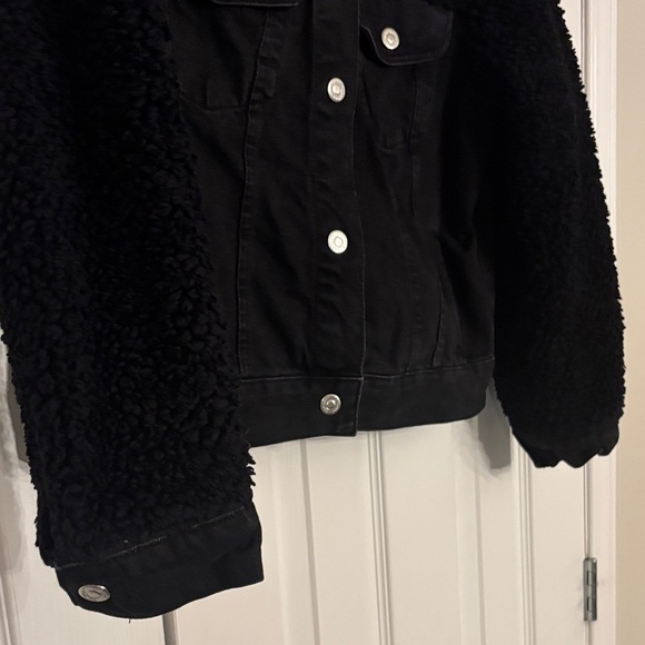 Top Shop | 4 | Black Jeans Jacket with Black Sherpa sleeves - Picture 4 of 10